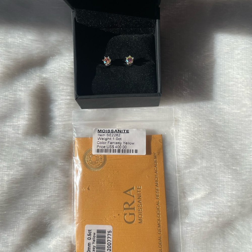 1.0 ct Moissanite earrings - Picture 2 of 5